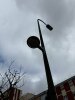 Hace unas semanas se reclamó el cambio de luminaria en la farola señalada, el cambio ha sido una chupuza,ya que han puesto un remiendo sujeto con una brida que no sigue la estética de las demás luminarias de la zona , como adjunto en la fotografía. A parte dejaron sin arreglar la tapa de la farola